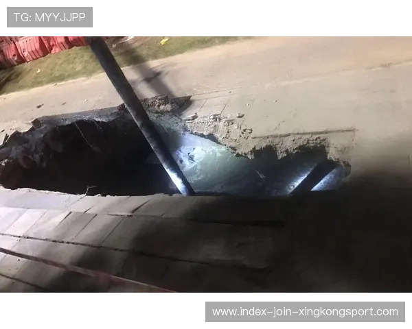 体育场地陷事故！选手跌入坑洞受伤