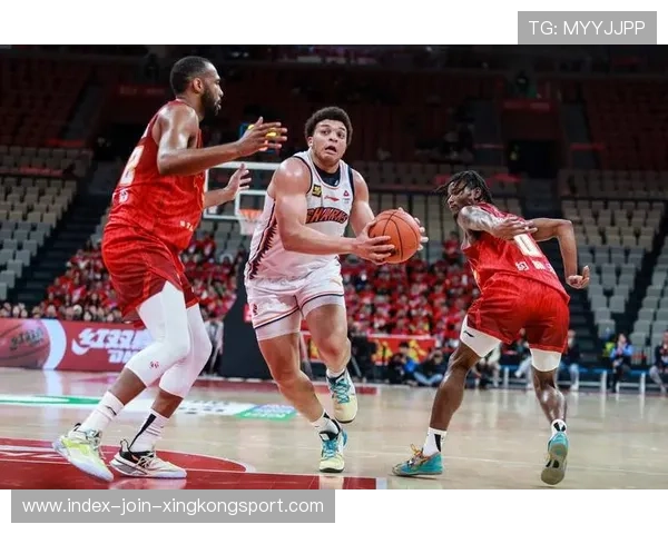 CBA新疆外援突破撕开禁区强势取分,助力球队迎来胜利之路